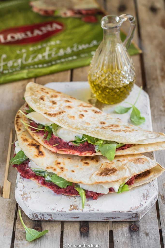 Piadina croccante – barbabietola, rucola e burrata