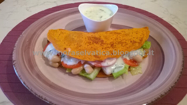 Piadina di ceci gusto pizza farcita con cannellini,insalata,pomodori e salsa allo yogurt