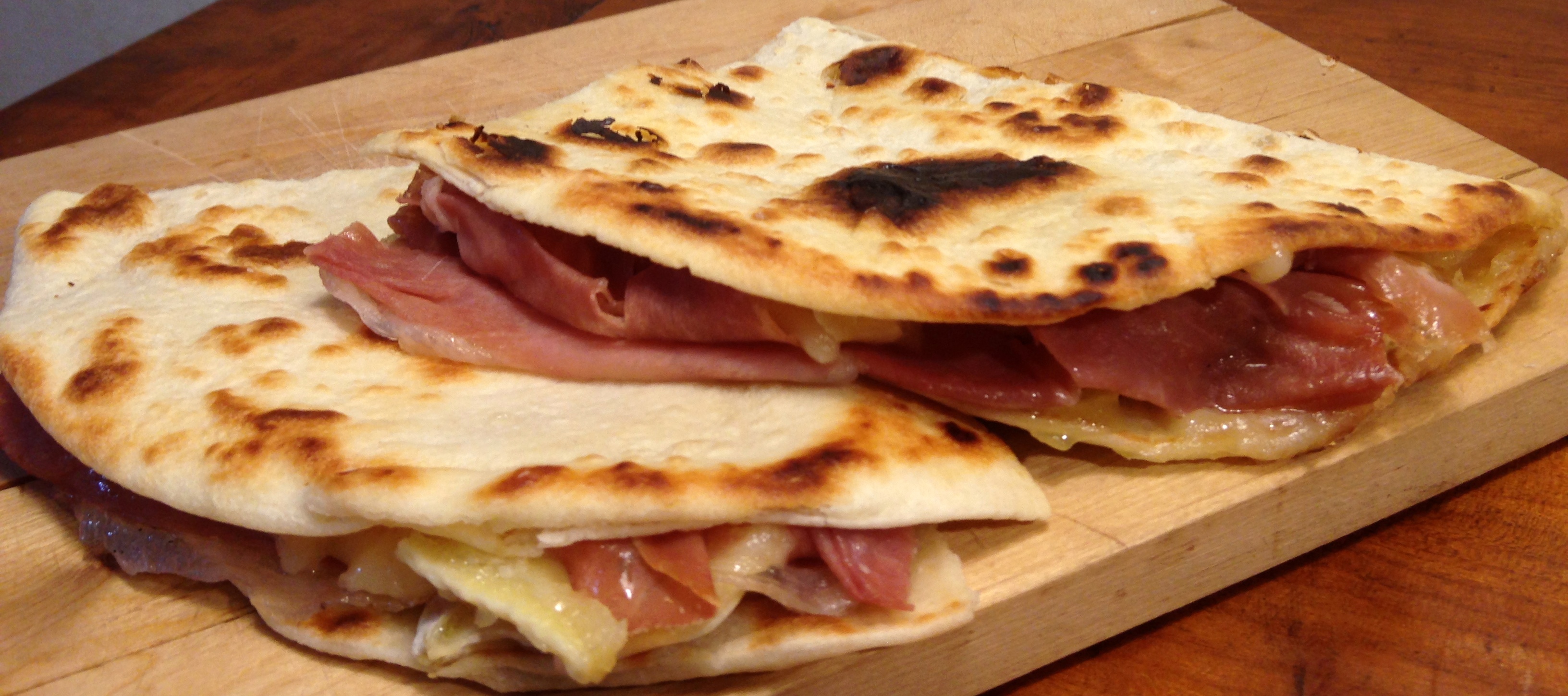 Piadina golosa con crudo, brie e salsa cocktail