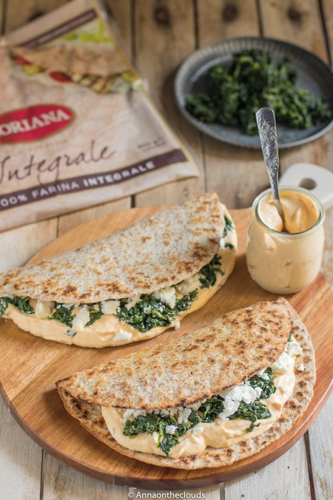 Piadina integrale con mousse alla zucca, spinaci e caprino