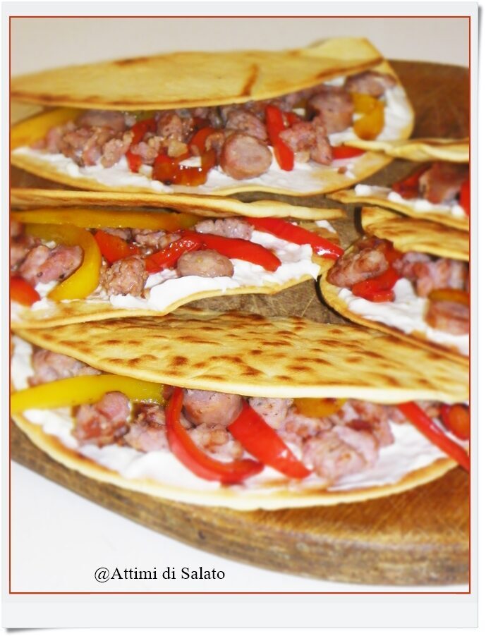 Piadine con stracchino salsiccia e peperoni