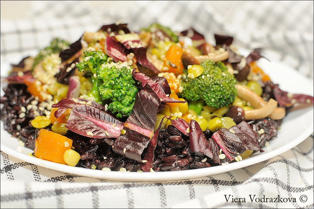 Piatto invernale con funghi, broccoli e zucca