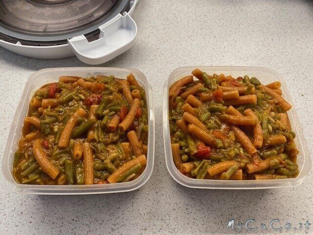 Piatto unico fagiolini, pomodoro e pasta di legumi con il cuco