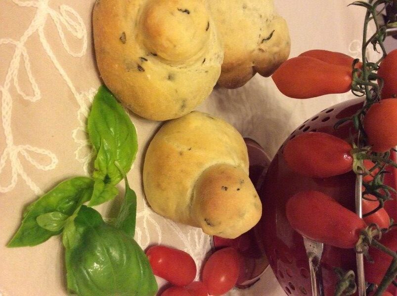 Piccole “burrate” di pane al basilico