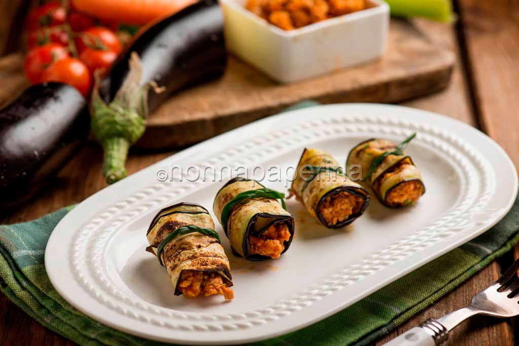 Piccole esplosioni di piacere: involtini di melanzane al ragù