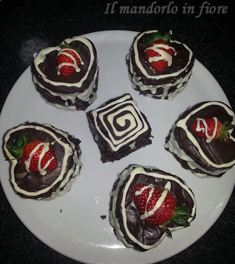 Piccoli cuori allo champagne con fragole e cioccolato