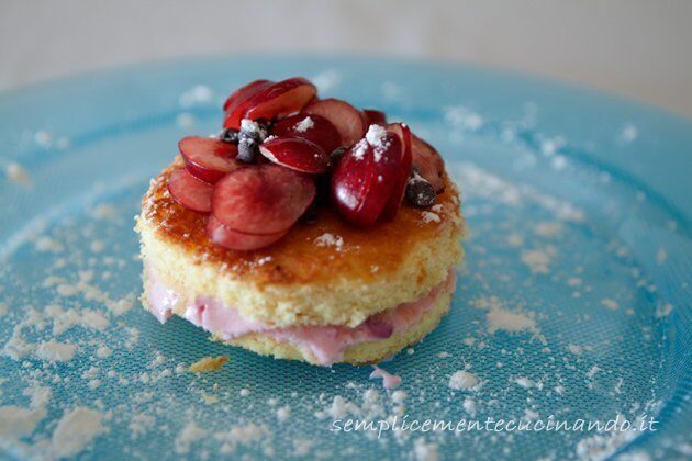 Piccoli pan di spagna con semifreddo alle ciliegie