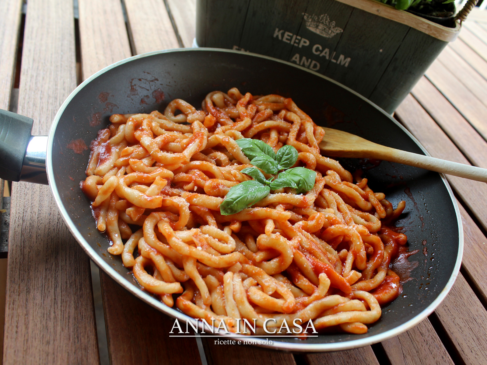 Pici con salsa di pomodoro e basilico – ricetta passo passo