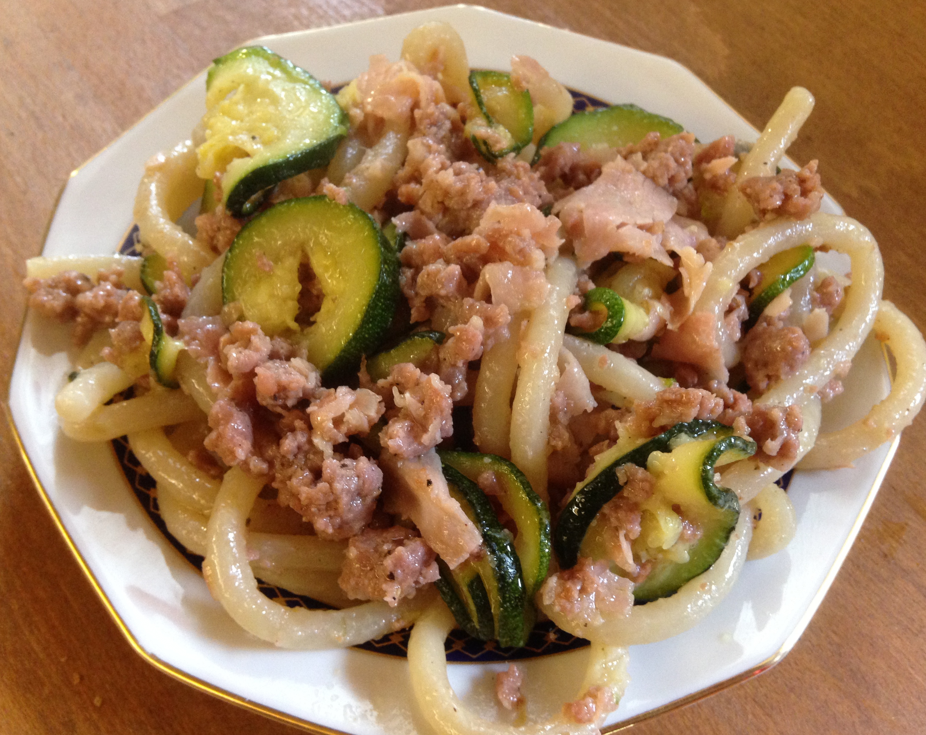 Pici con salsiccia prosciutto e zucchine