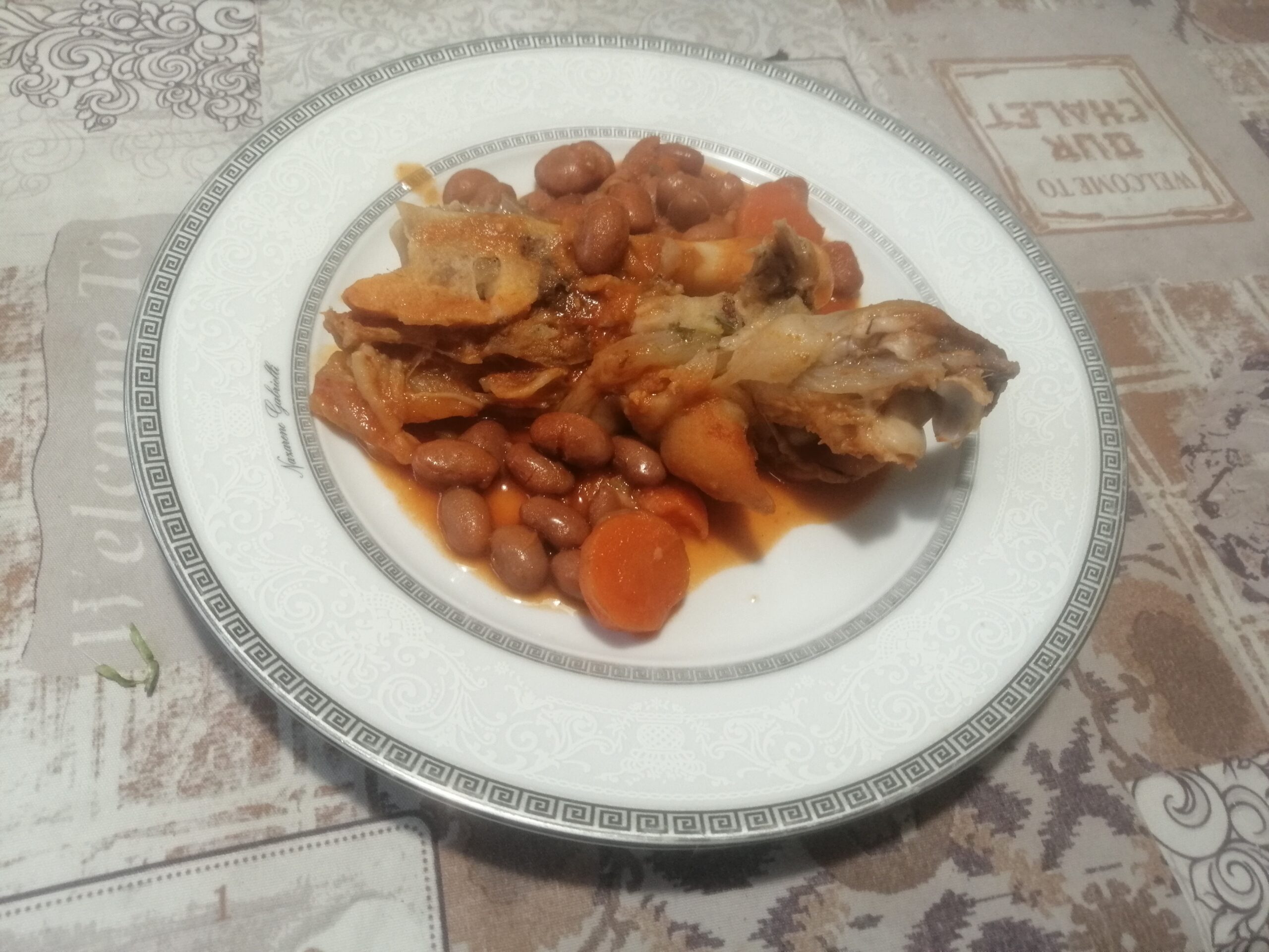 Piedini di maiale in umido con fagioli