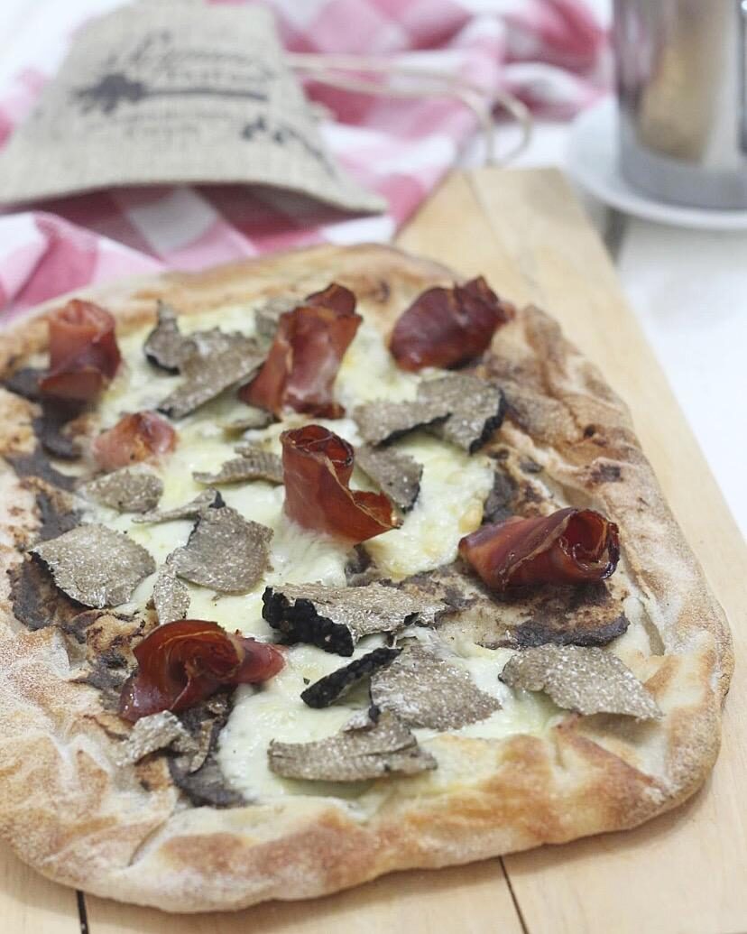 Pinsa con speck e tartufo