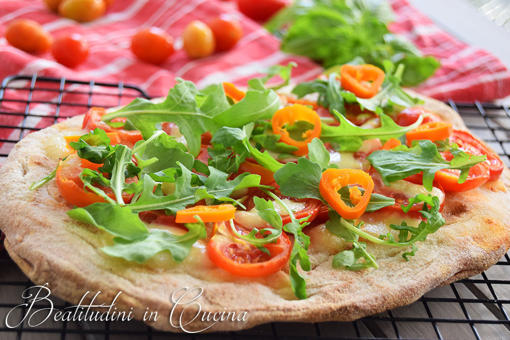 Pinsa piccante con pomodorini, rucola e aji amarillo