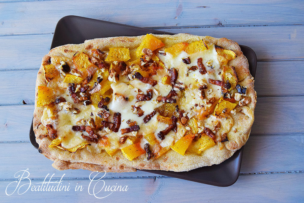 Pinsa romana con zucca, provola e guanciale