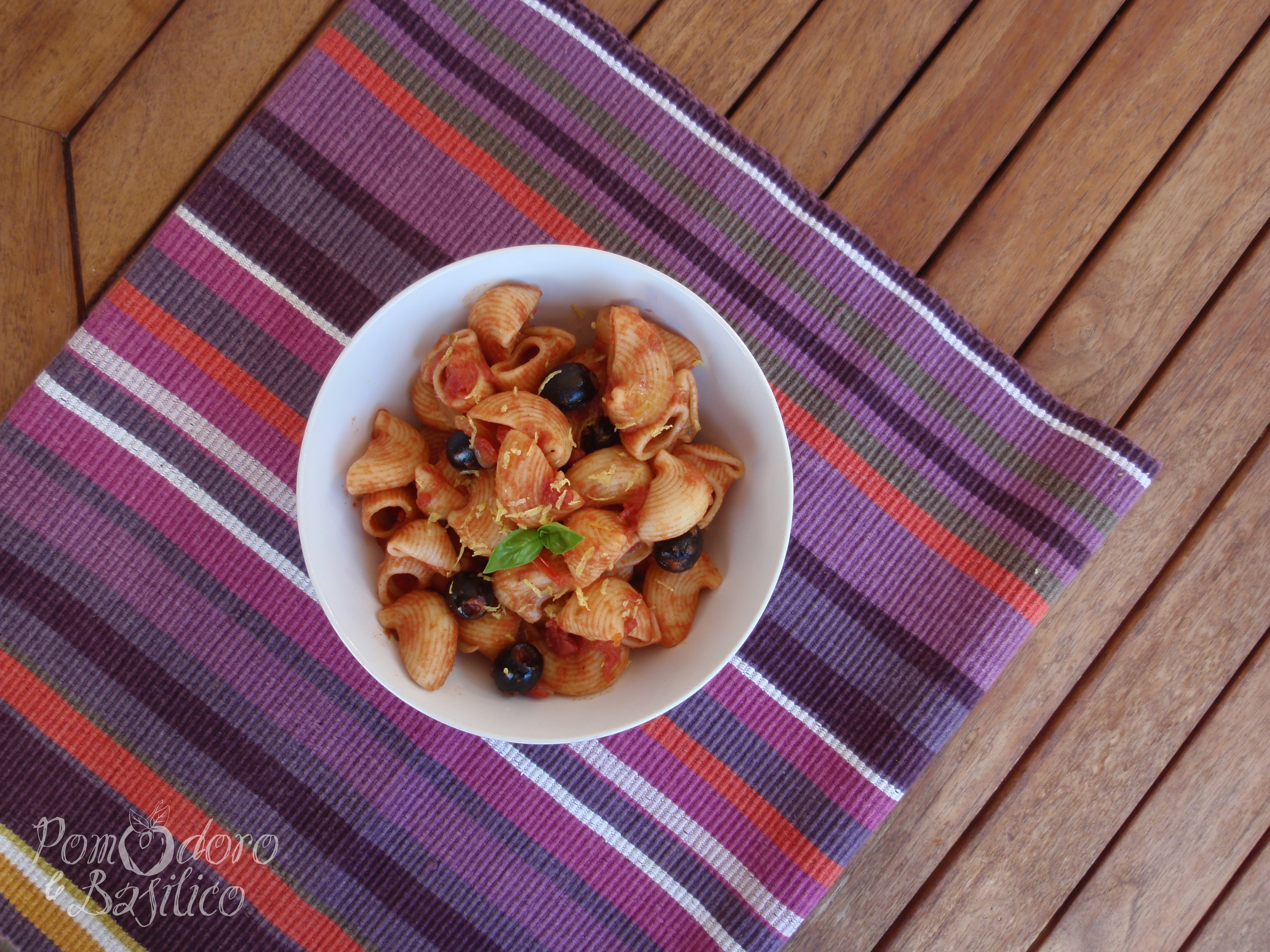 Pipe al sugo e olive nere