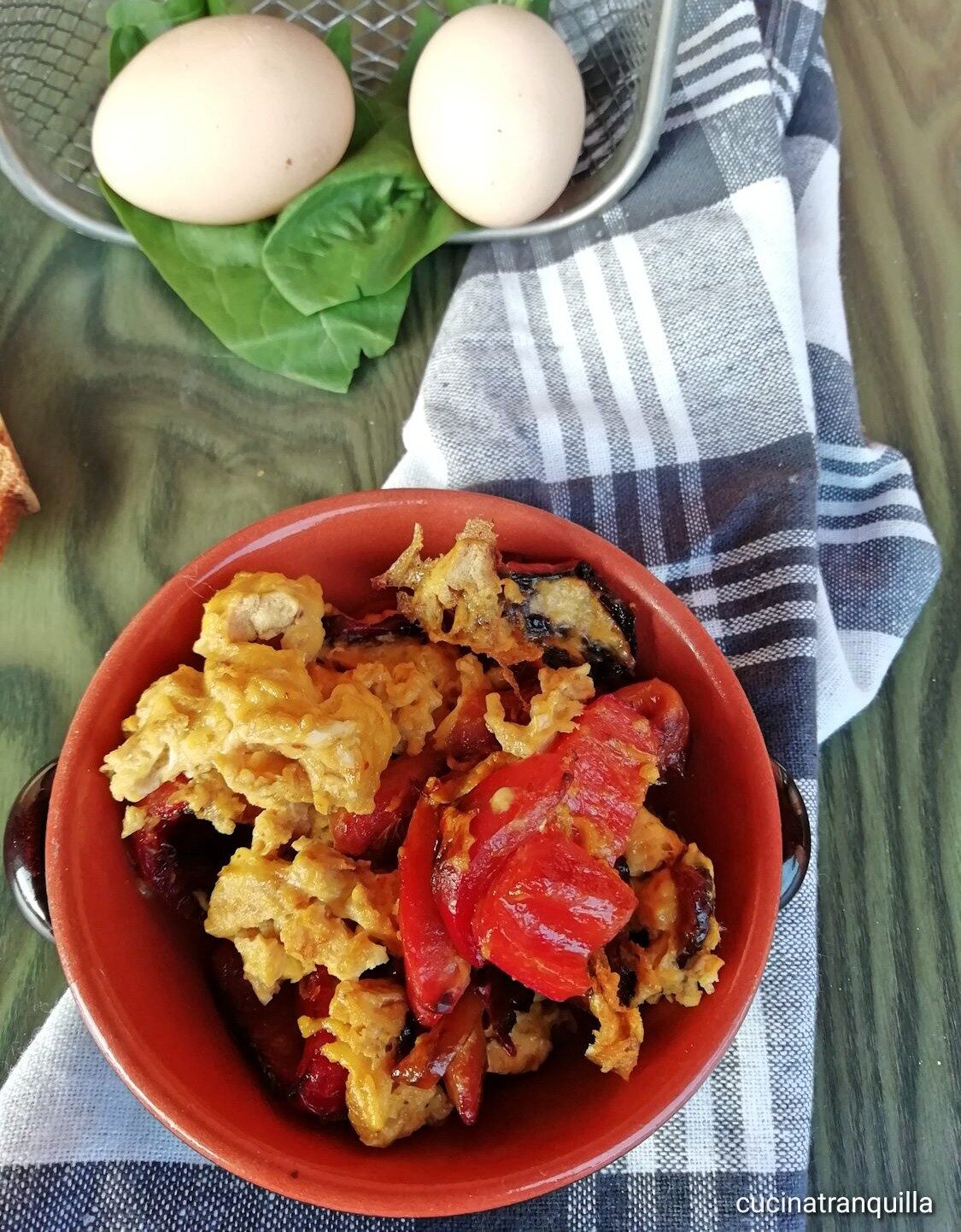 Pipindun e ove ( peperoni e uova)