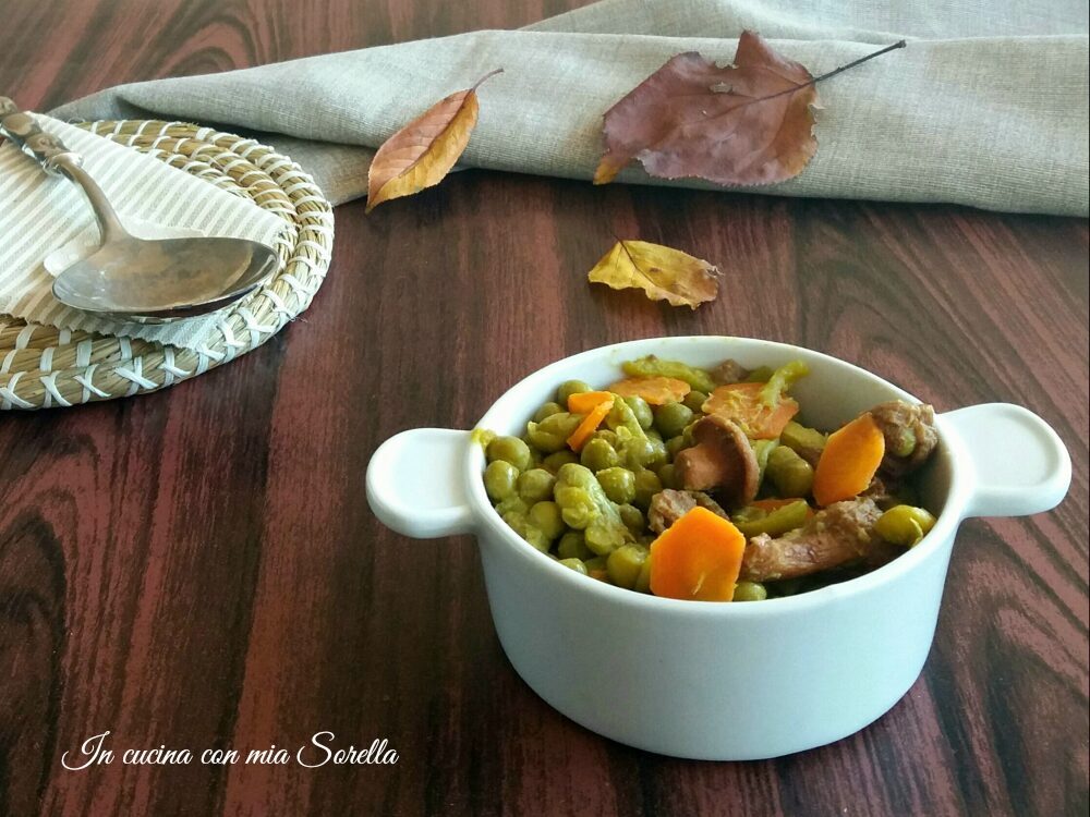 Piselli alle carote e funghi – ricetta versatile di contorno o sugo