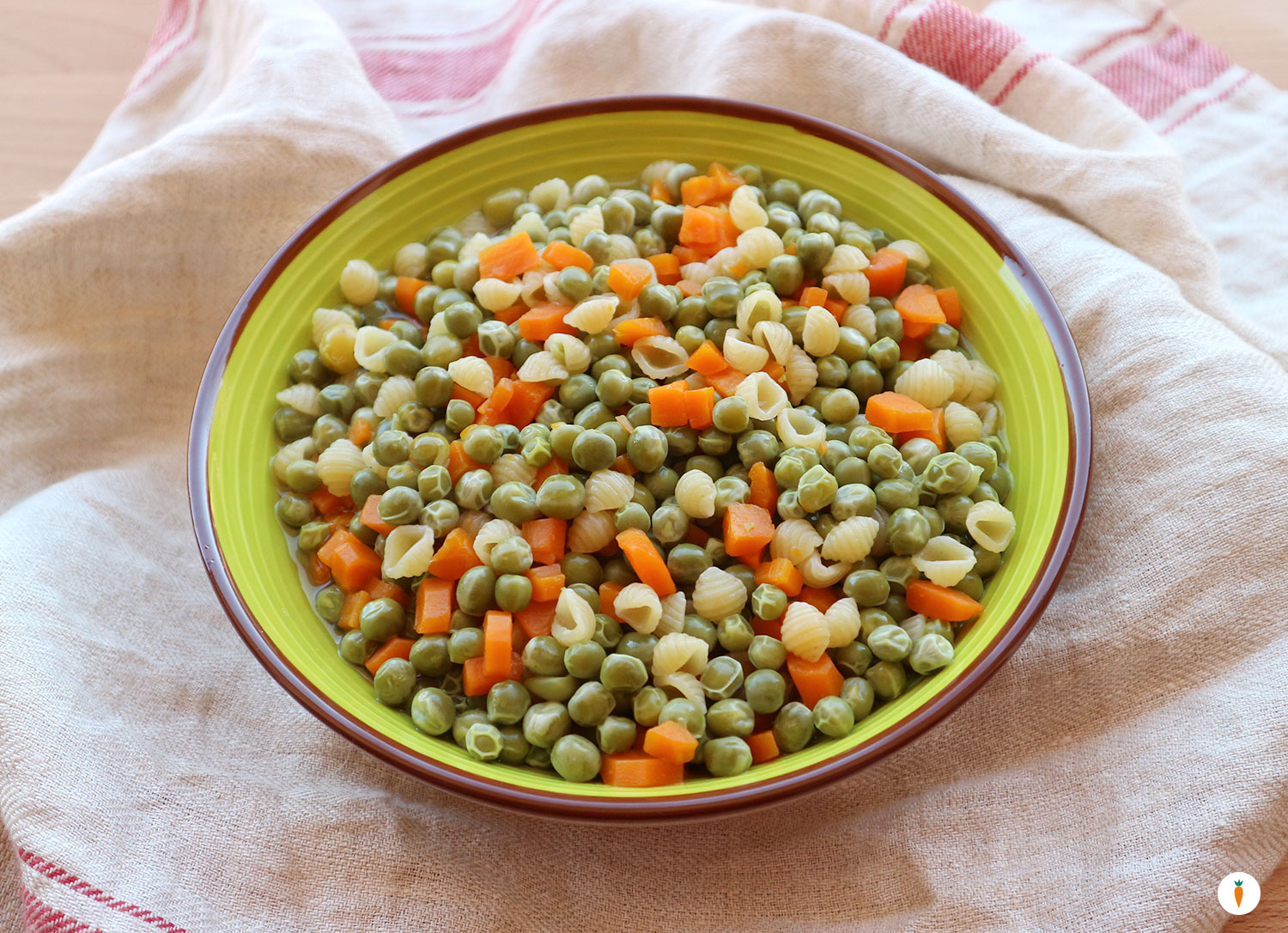 Piselli, carote e pasta integrale