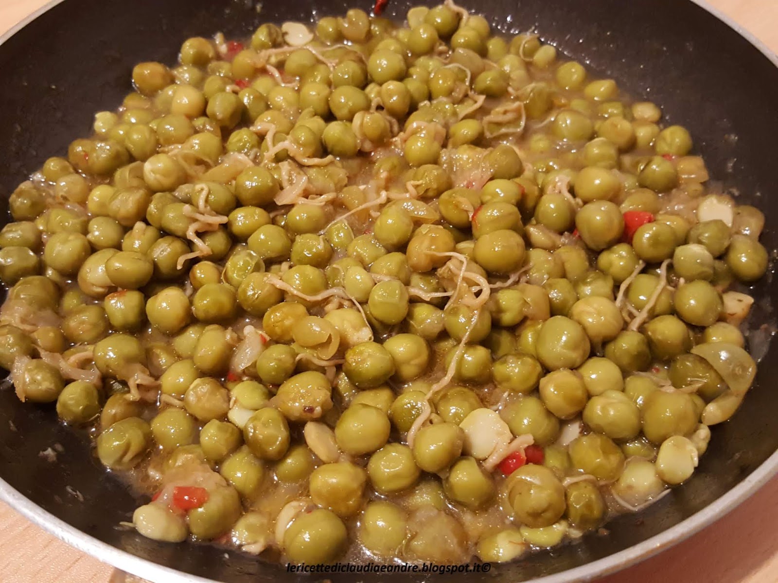 Piselli con germoglio alla cipolla e peperoncino