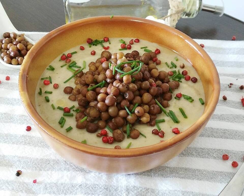 Piselli roveja su vellutata di melanzane