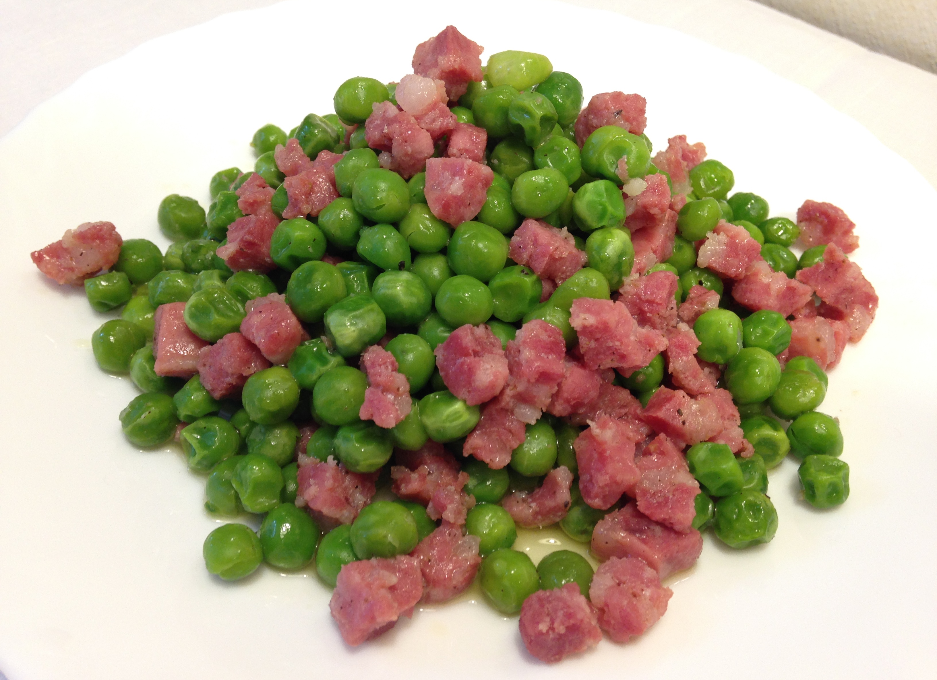 Pisellini stufati con salsiccia