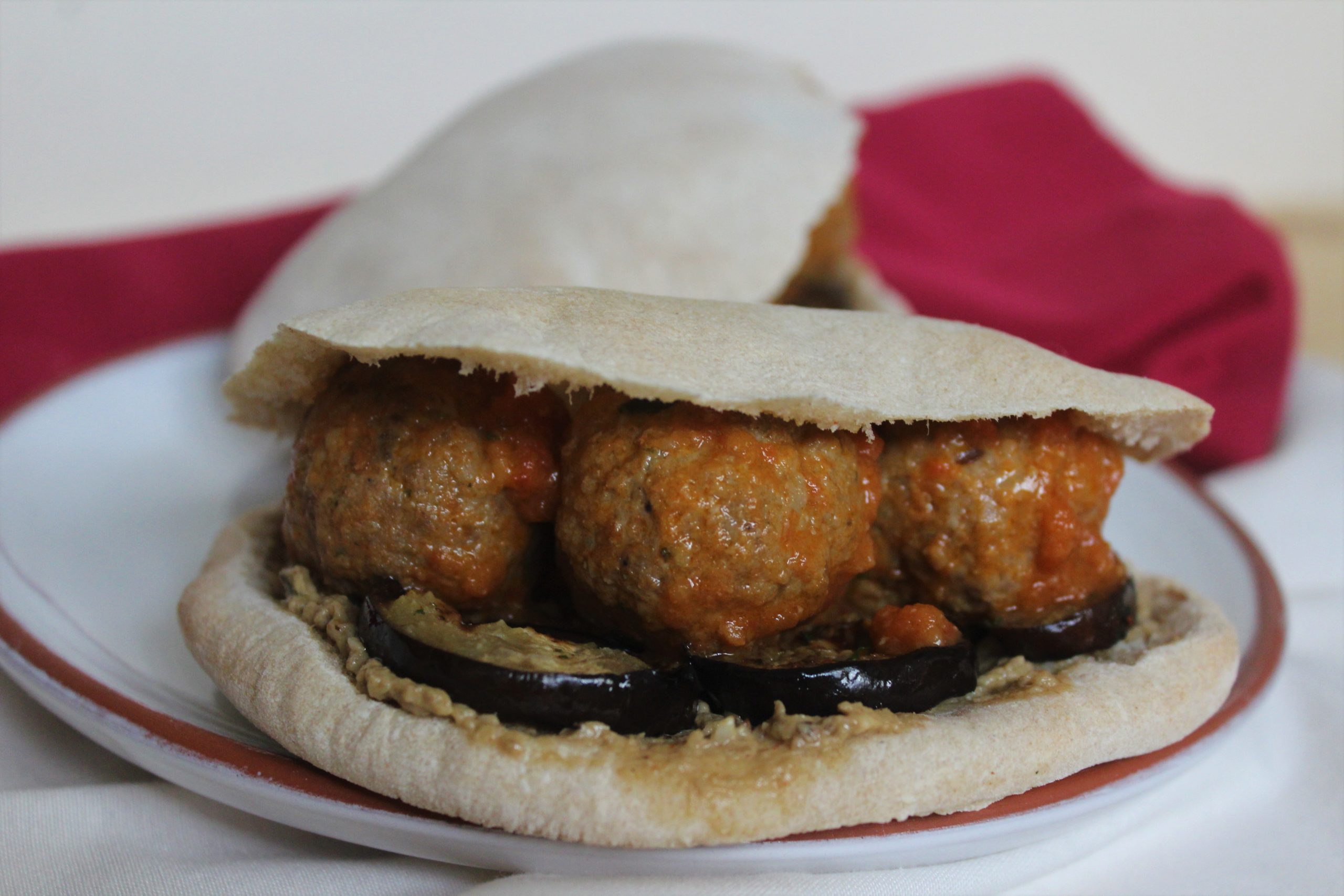 Pita con polpette al cumino e melanzane