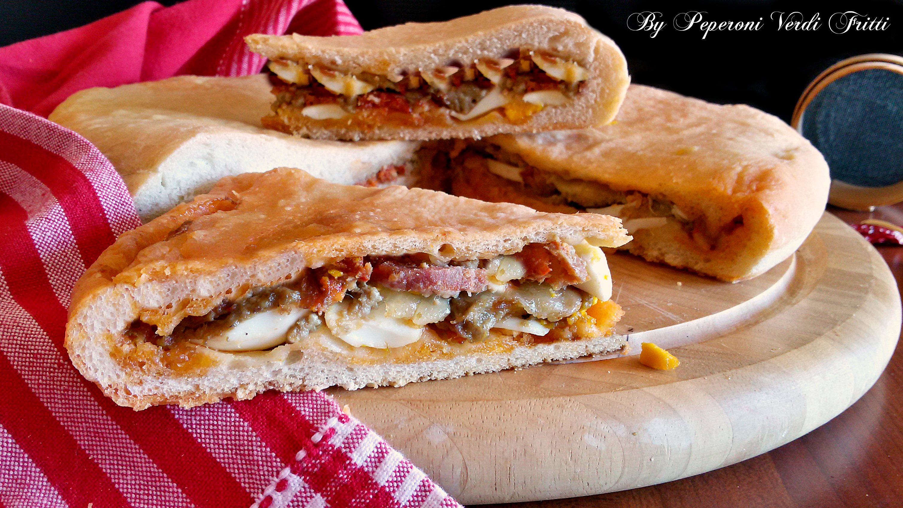 Pitta chjina con ciccioli, salsiccia e uova sode