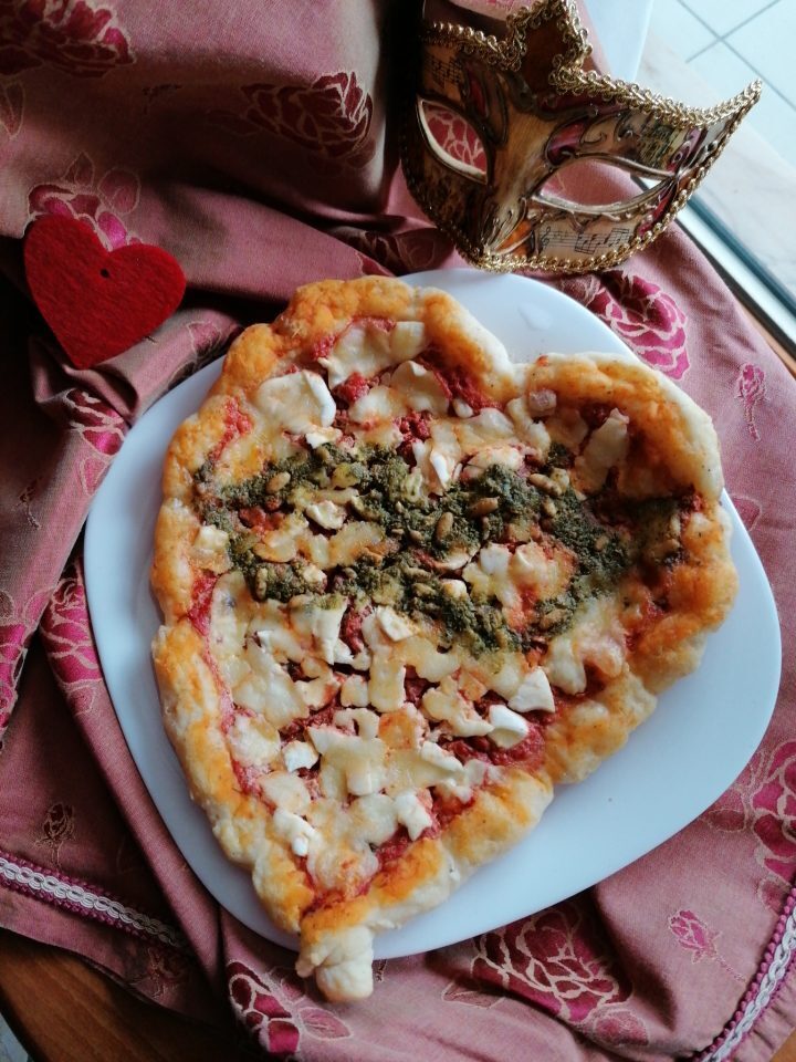 Pizza a cuore mascherata