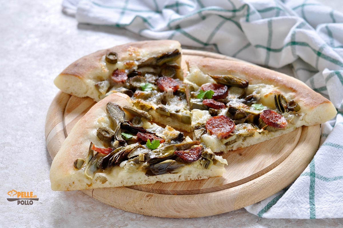 Pizza ai carciofi con salame e mozzarella