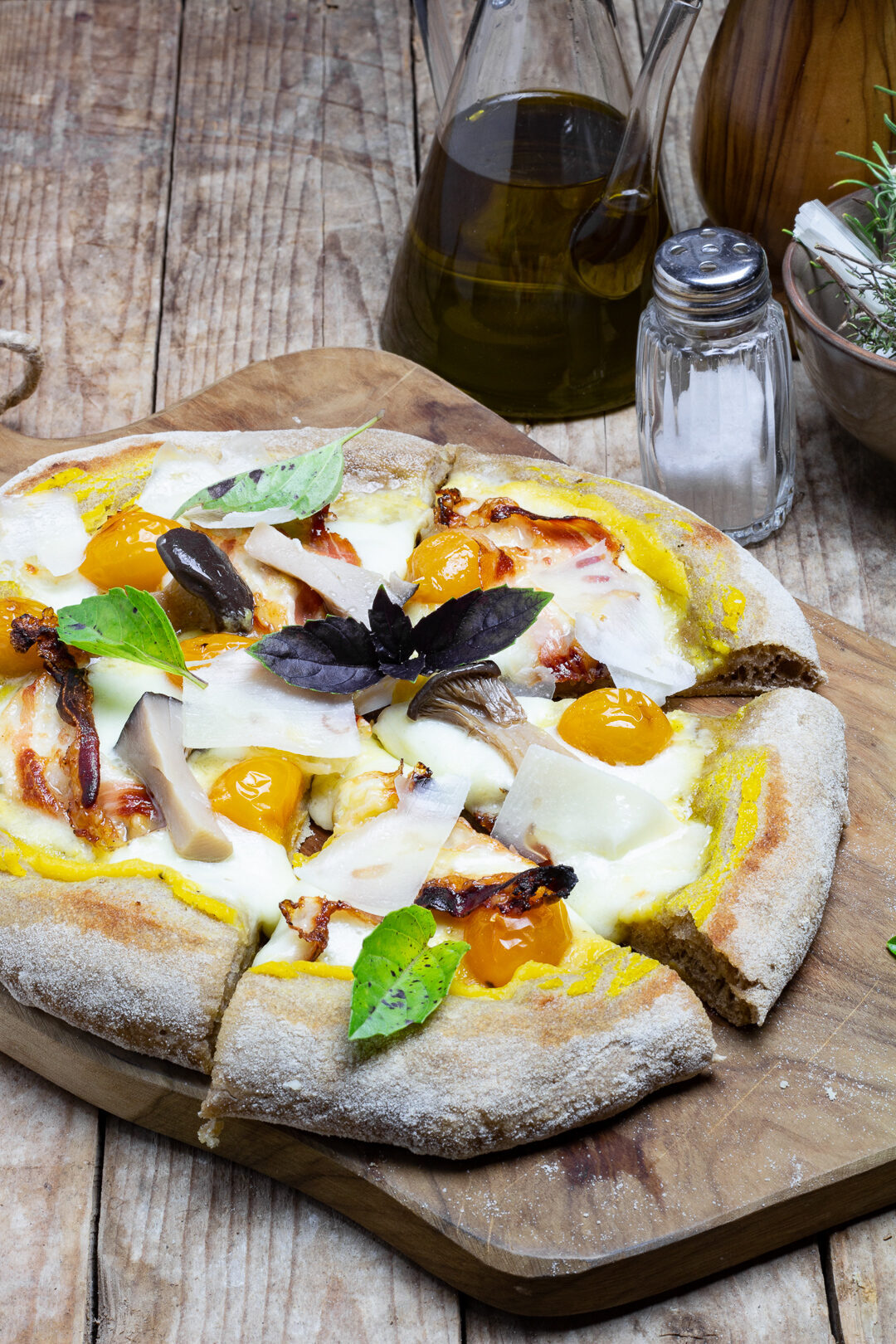 Pizza ai cereali con crema di zucca e guanciale
