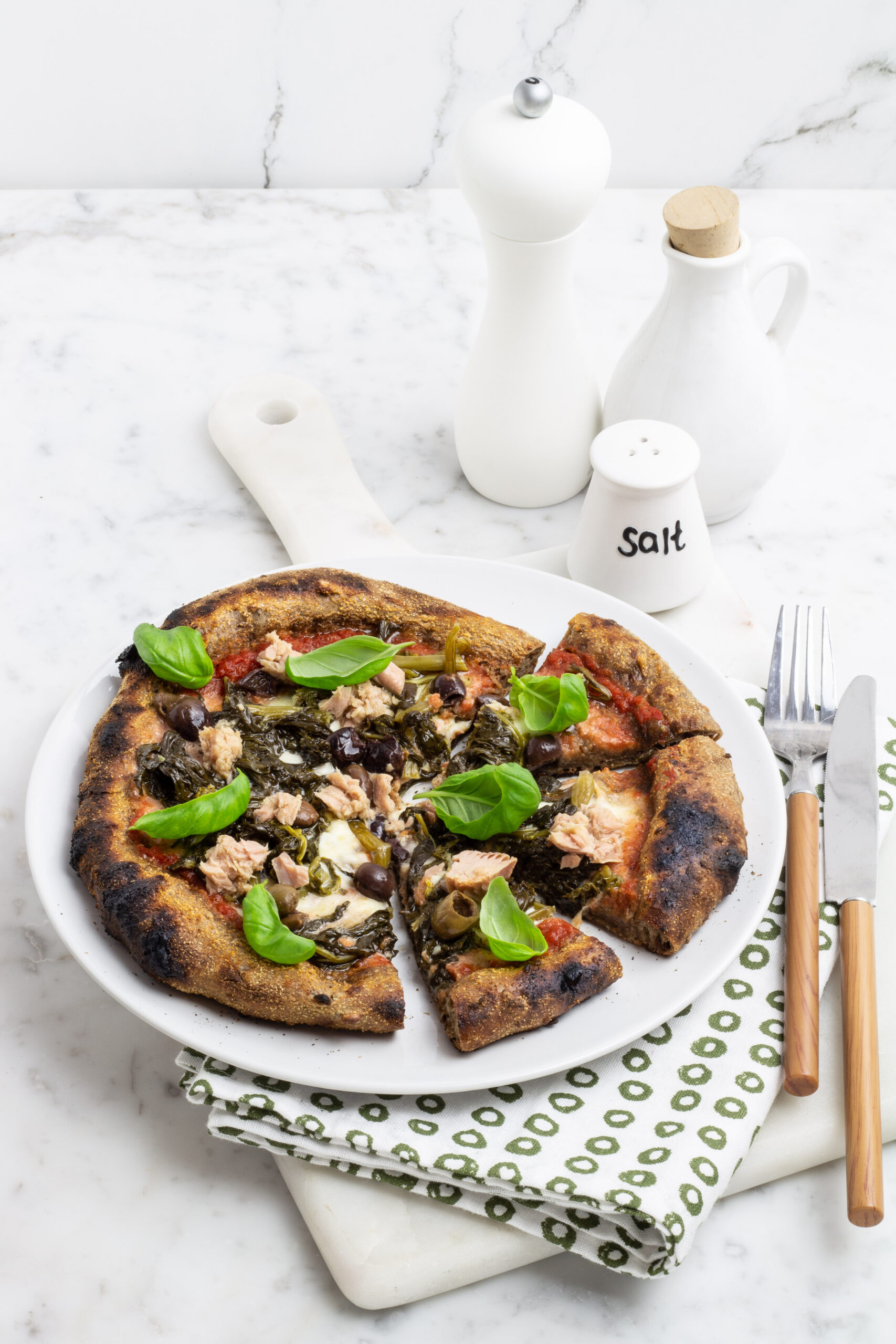 Pizza ai cereali con friarielli, tonno e olive