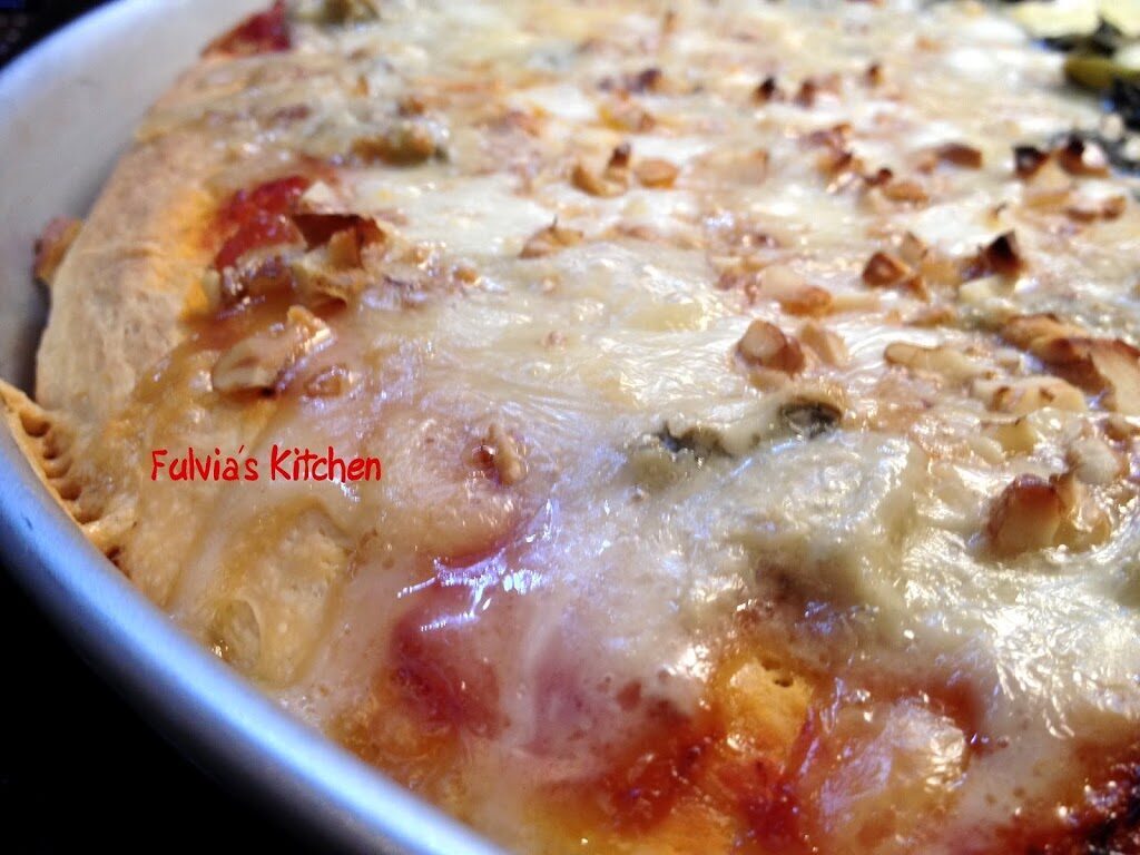 Pizza al gorgonzola e noci a lievitazione mista