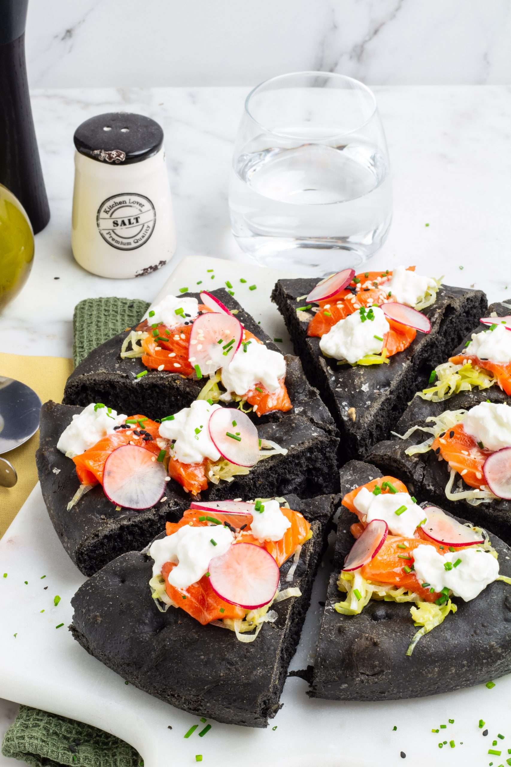 Pizza al nero di seppia con salmone e porri