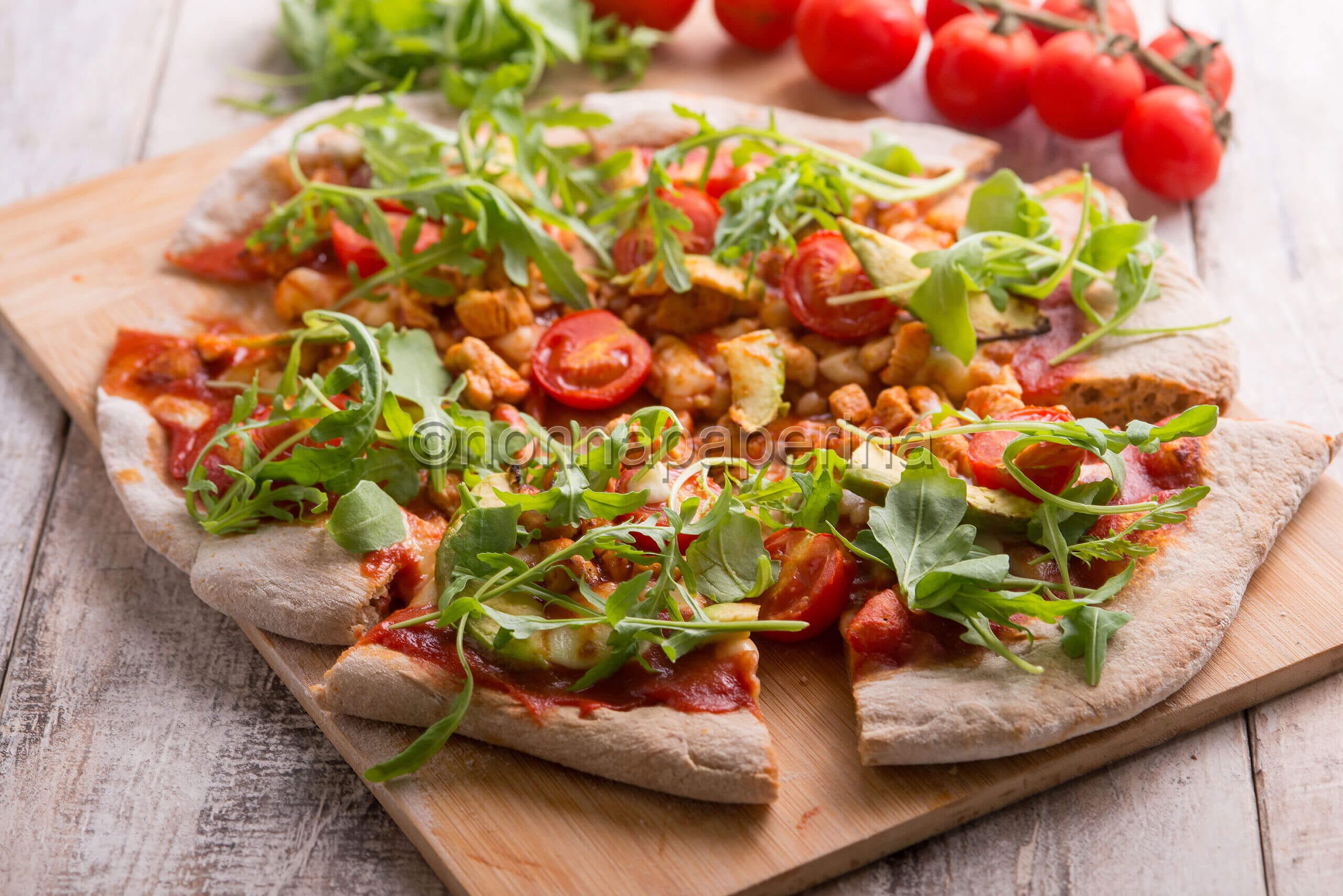 Pizza al pollo con avocado e rucola, una pizza aromatica