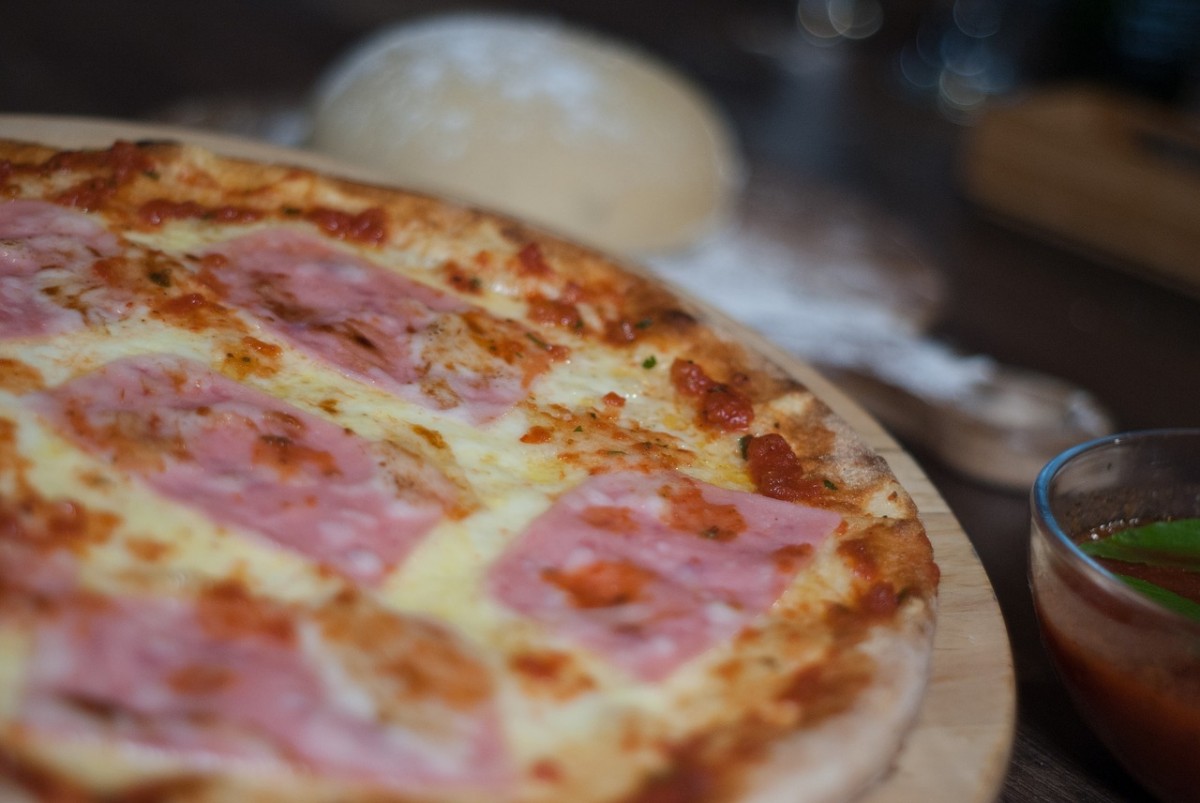 Pizza al prosciutto: ricetta veloce per una serata