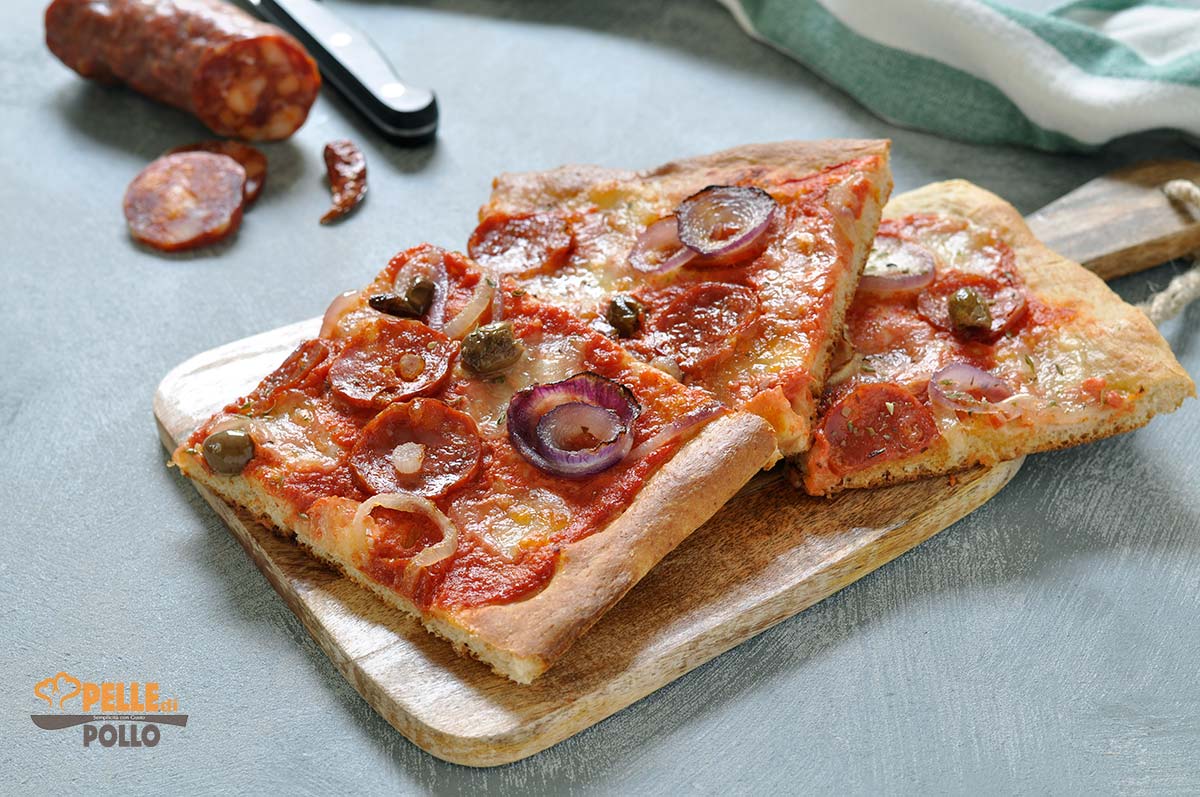 Pizza al salamino piccante con olive e cipolla