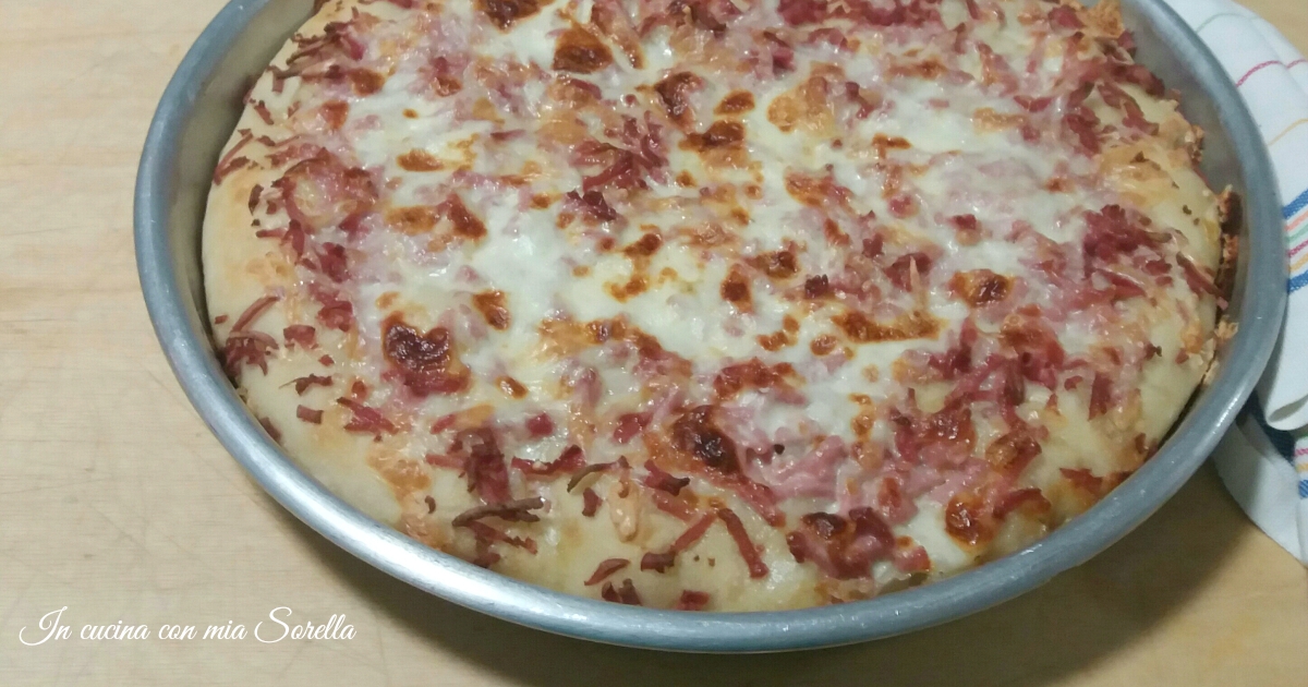 Pizza al tegamino wurstel e stracchino