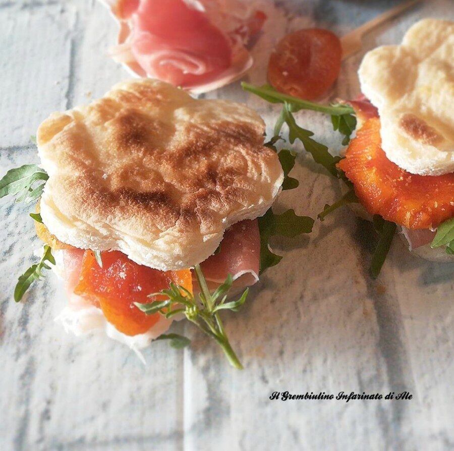 Pizza al testo con prosciutto e albicocche secche