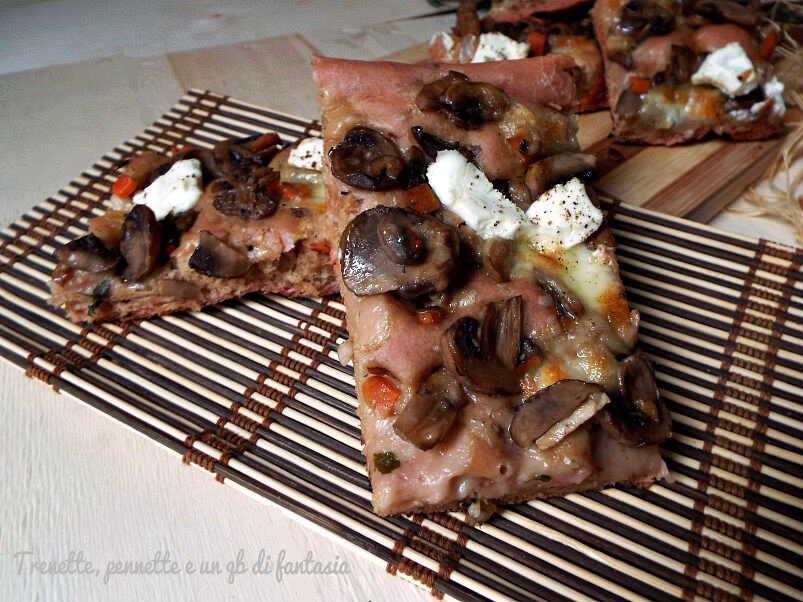 Pizza alla rapa rossa e funghi misti