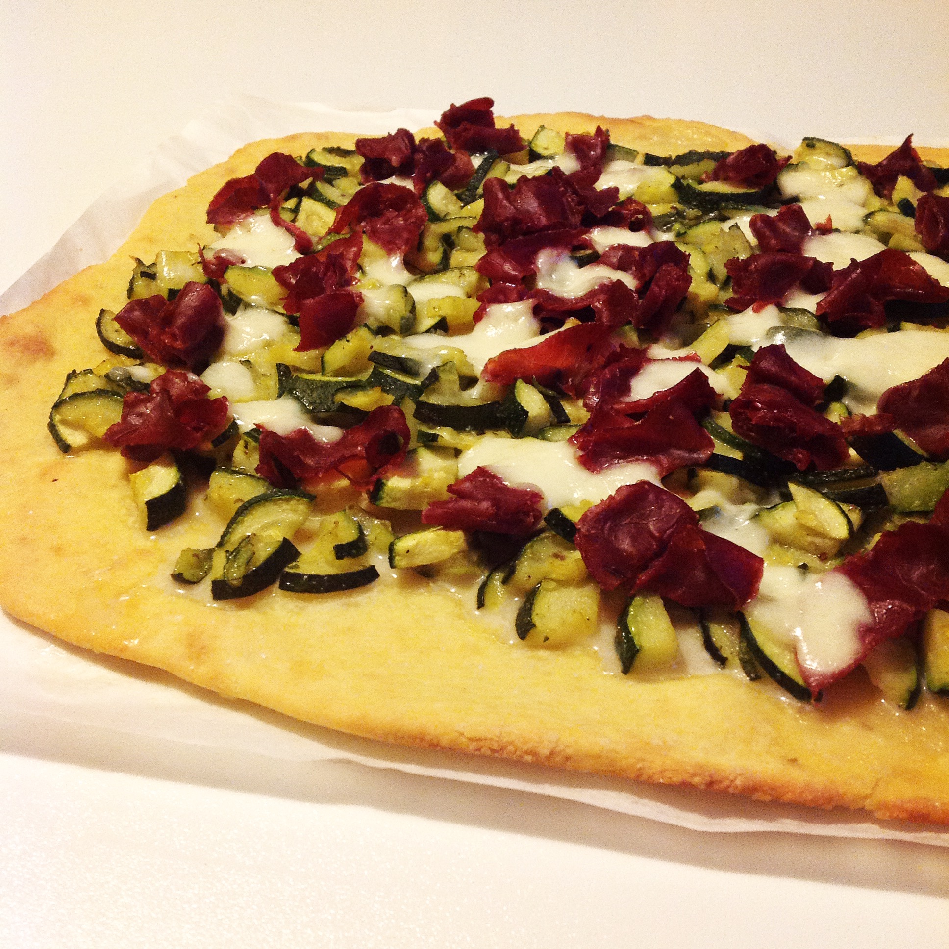 Pizza alla ricotta con bresaola e zucchine