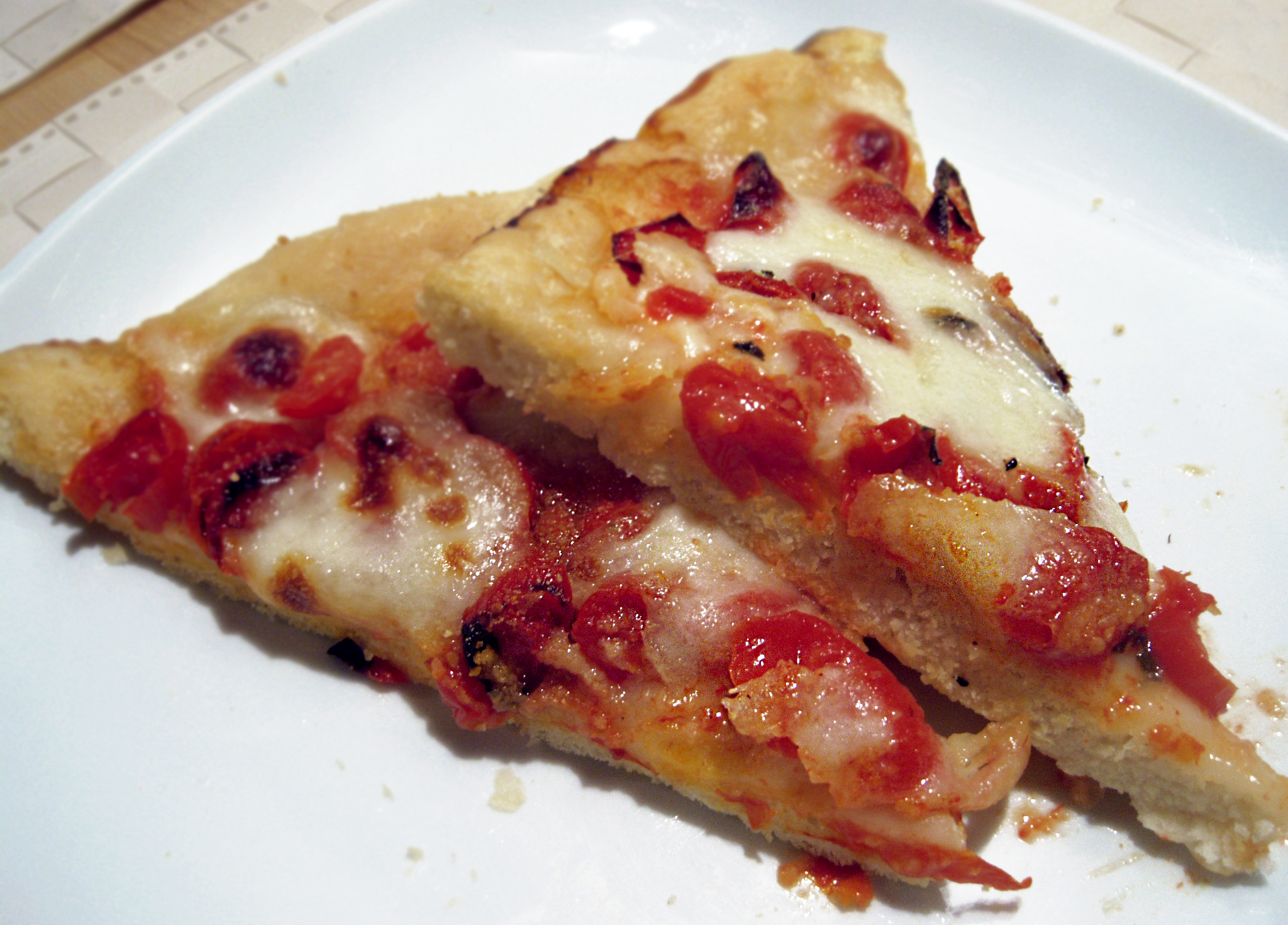 Pizza alta con pomodorini basilico e acciughe