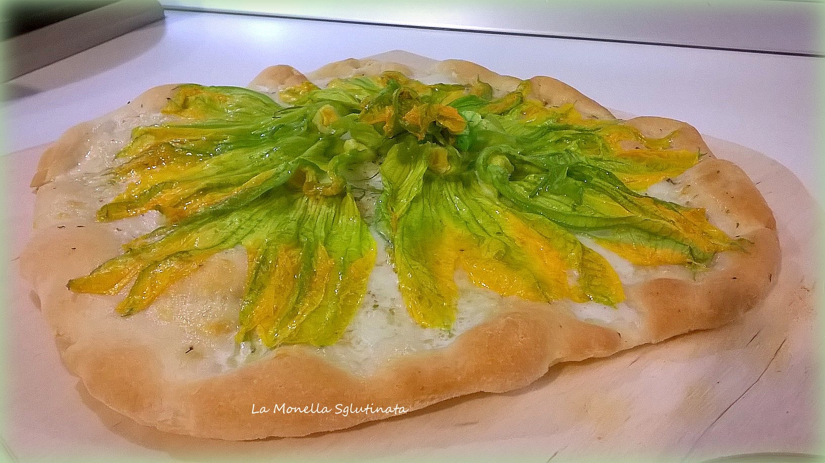 Pizza bianca bufala e fiori di zucca