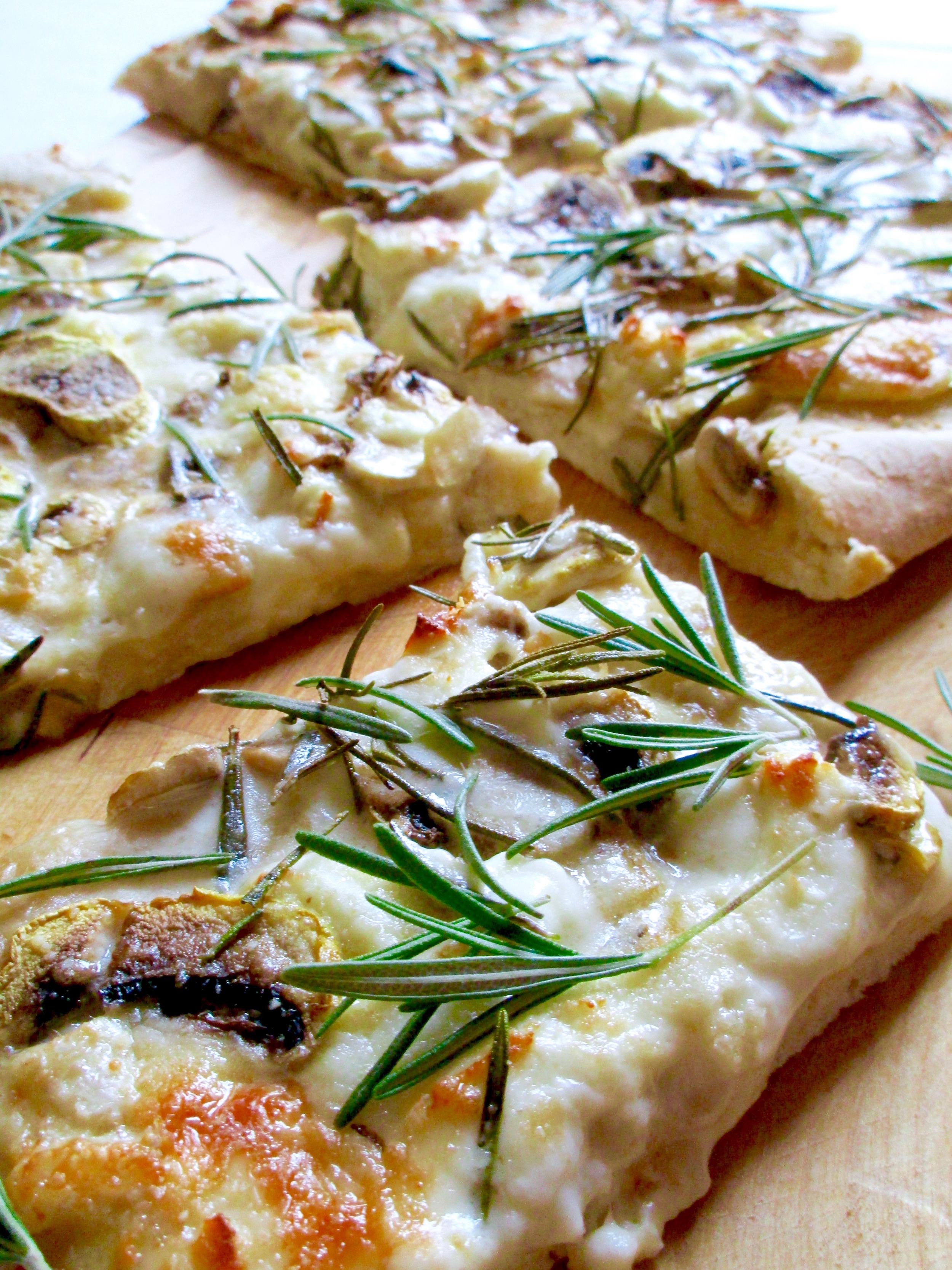 Pizza bianca con funghi e taleggio