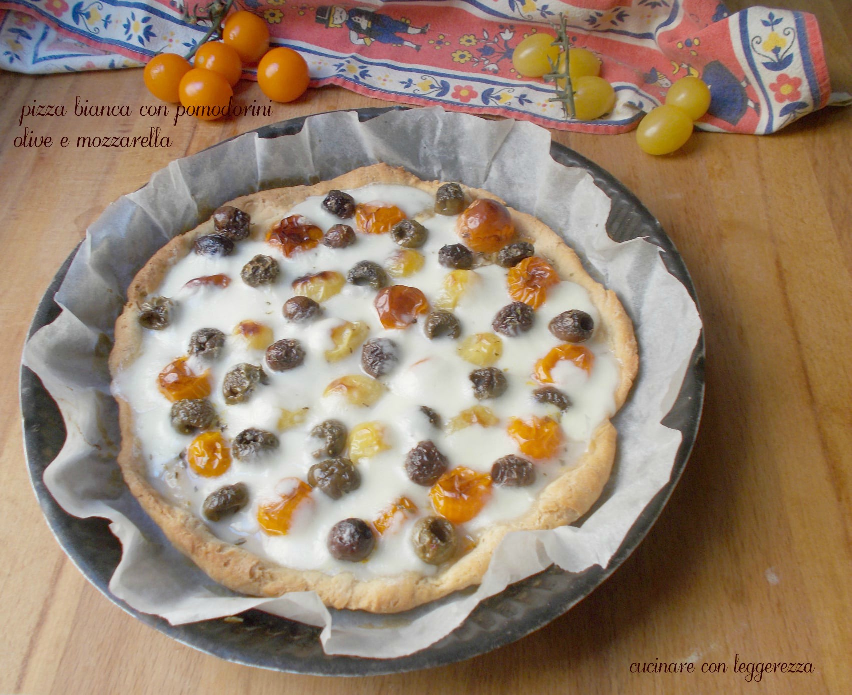 Pizza bianca con pomodorini olive e mozzarella