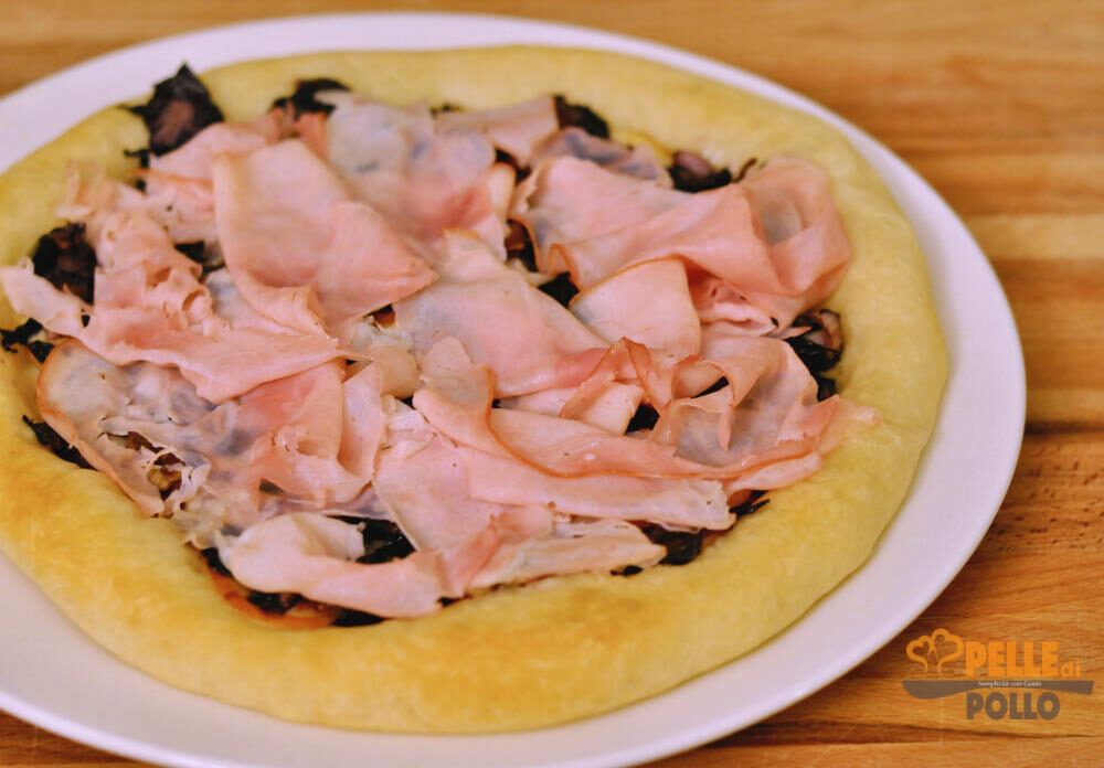 Pizza bianca con radicchio e prosciutto