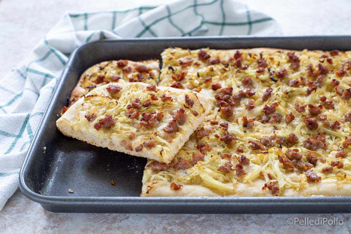 Pizza bianca con salsiccia e cavolo cappuccio