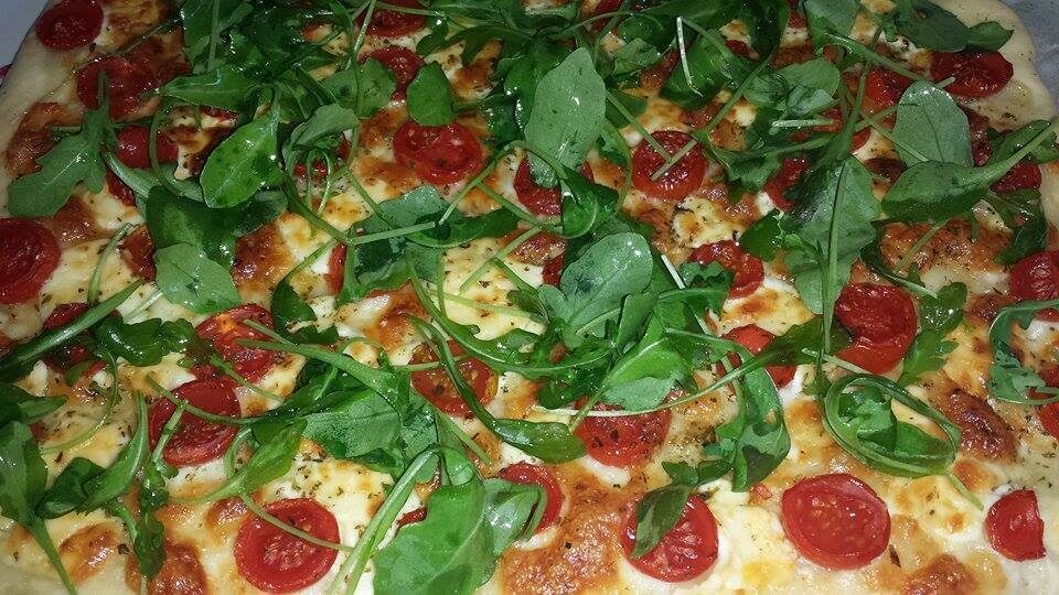 Pizza bianca rucola e pomodorini