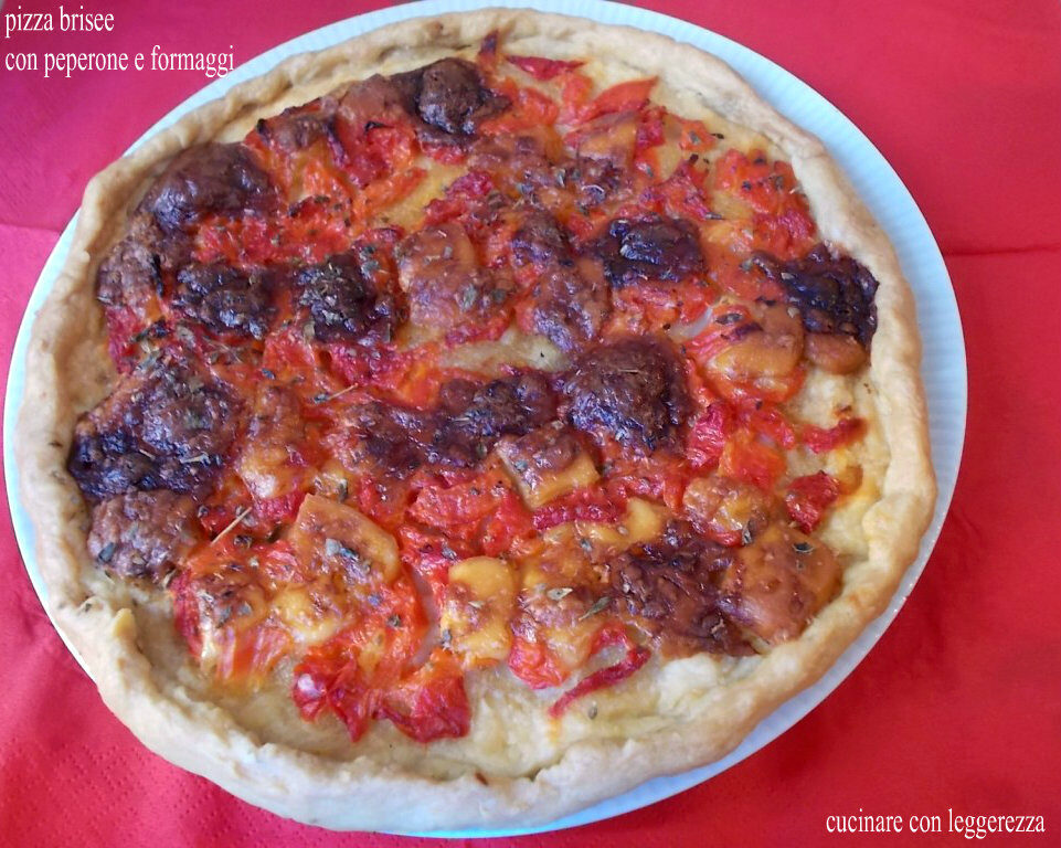 Pizza brisée con peperone e formaggi