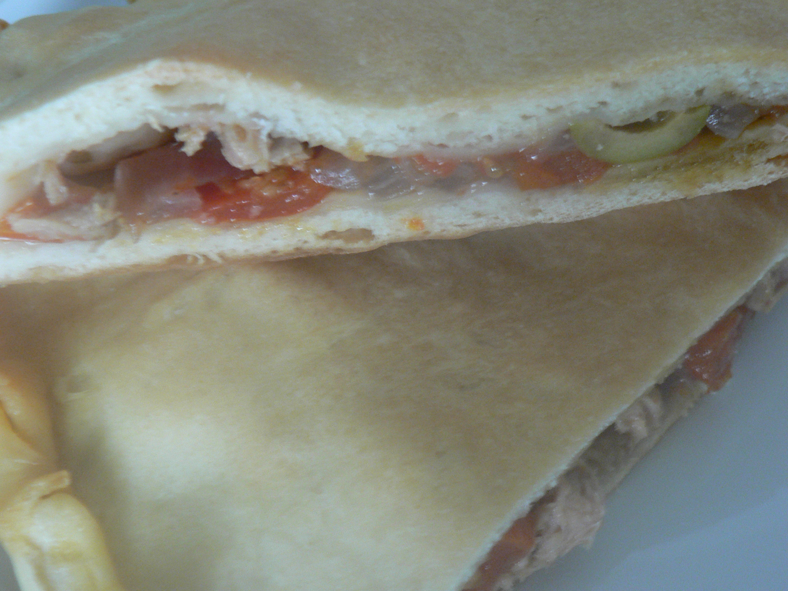 Pizza chiusa pomodorini tonno e cipolla