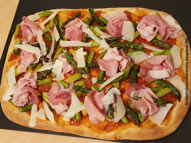Pizza con asparagi, speck cotto e scaglie di parmigiano