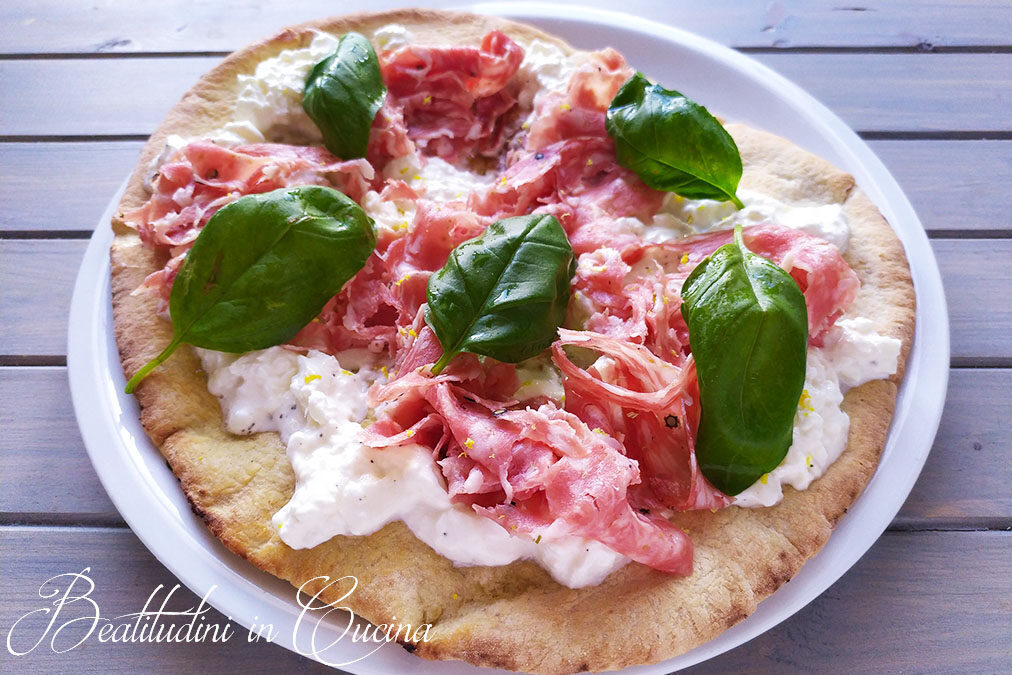 Pizza con burrata, finocchiona e limone